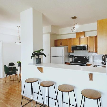Downtown Waterfront Kelowna Oasis Newly Renovated 2Bed 2Bath Apartment Bagian luar foto