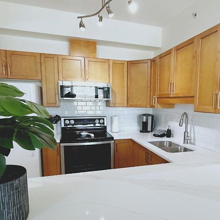 Downtown Waterfront Kelowna Oasis Newly Renovated 2Bed 2Bath Apartment Bagian luar foto