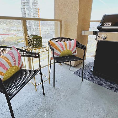 Downtown Waterfront Kelowna Oasis Newly Renovated 2Bed 2Bath Apartment Bagian luar foto