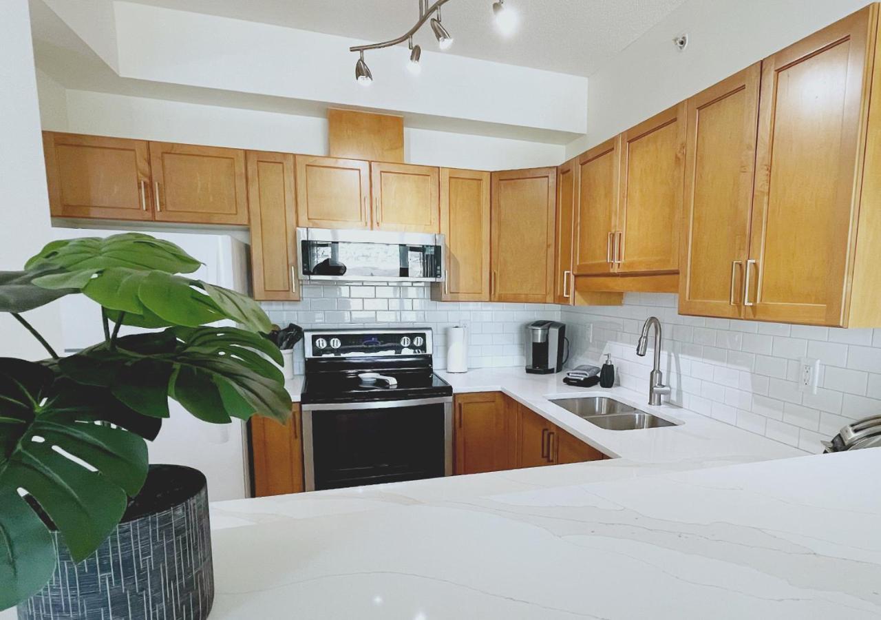 Downtown Waterfront Kelowna Oasis Newly Renovated 2Bed 2Bath Apartment Bagian luar foto