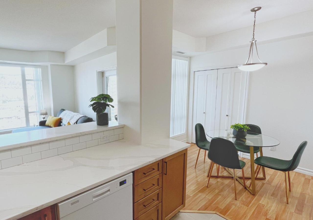 Downtown Waterfront Kelowna Oasis Newly Renovated 2Bed 2Bath Apartment Bagian luar foto