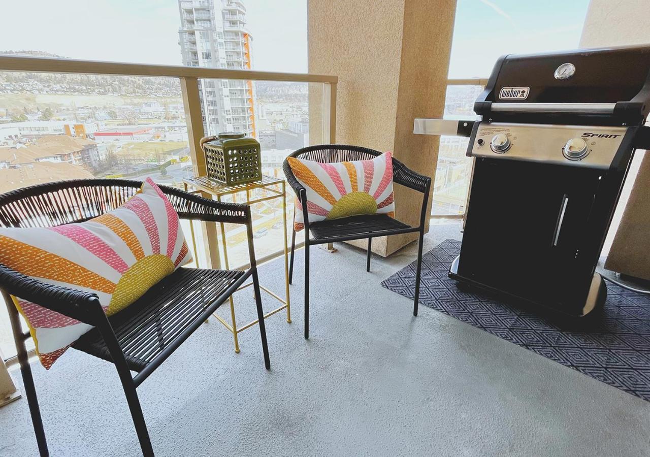 Downtown Waterfront Kelowna Oasis Newly Renovated 2Bed 2Bath Apartment Bagian luar foto