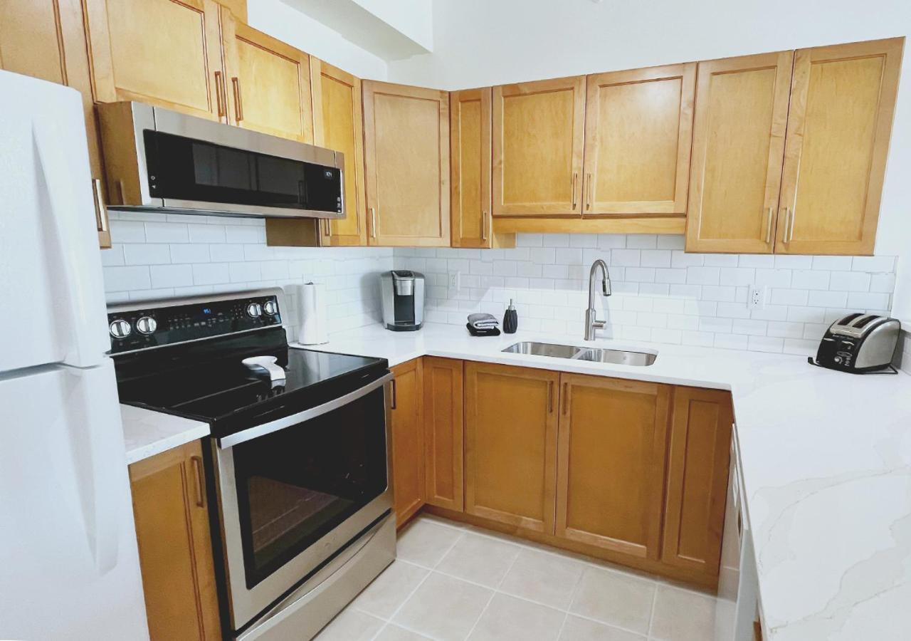 Downtown Waterfront Kelowna Oasis Newly Renovated 2Bed 2Bath Apartment Bagian luar foto