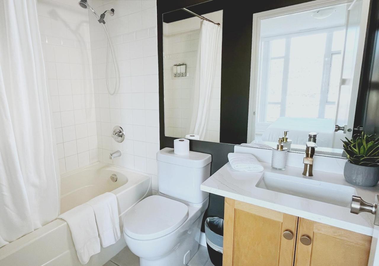 Downtown Waterfront Kelowna Oasis Newly Renovated 2Bed 2Bath Apartment Bagian luar foto