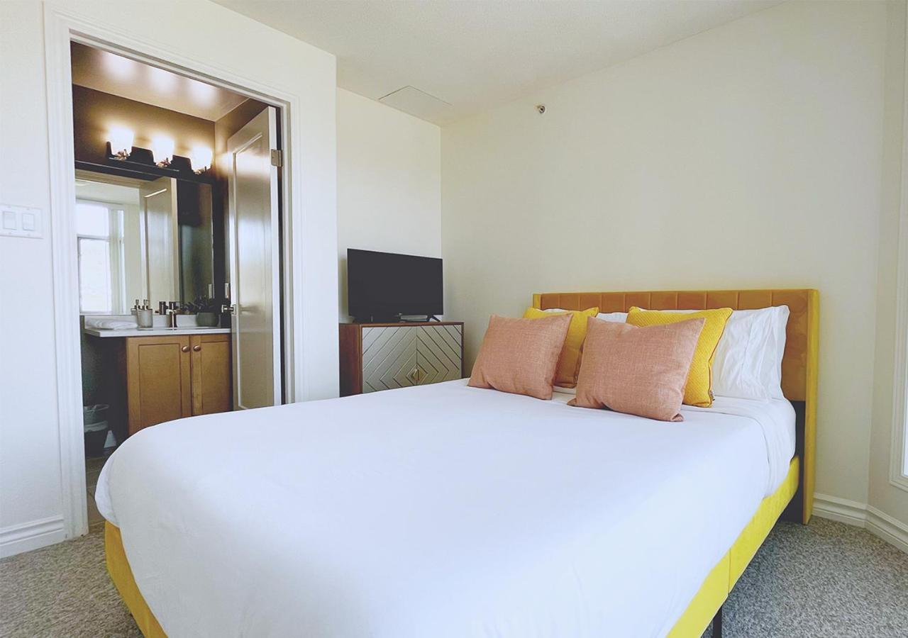 Downtown Waterfront Kelowna Oasis Newly Renovated 2Bed 2Bath Apartment Bagian luar foto