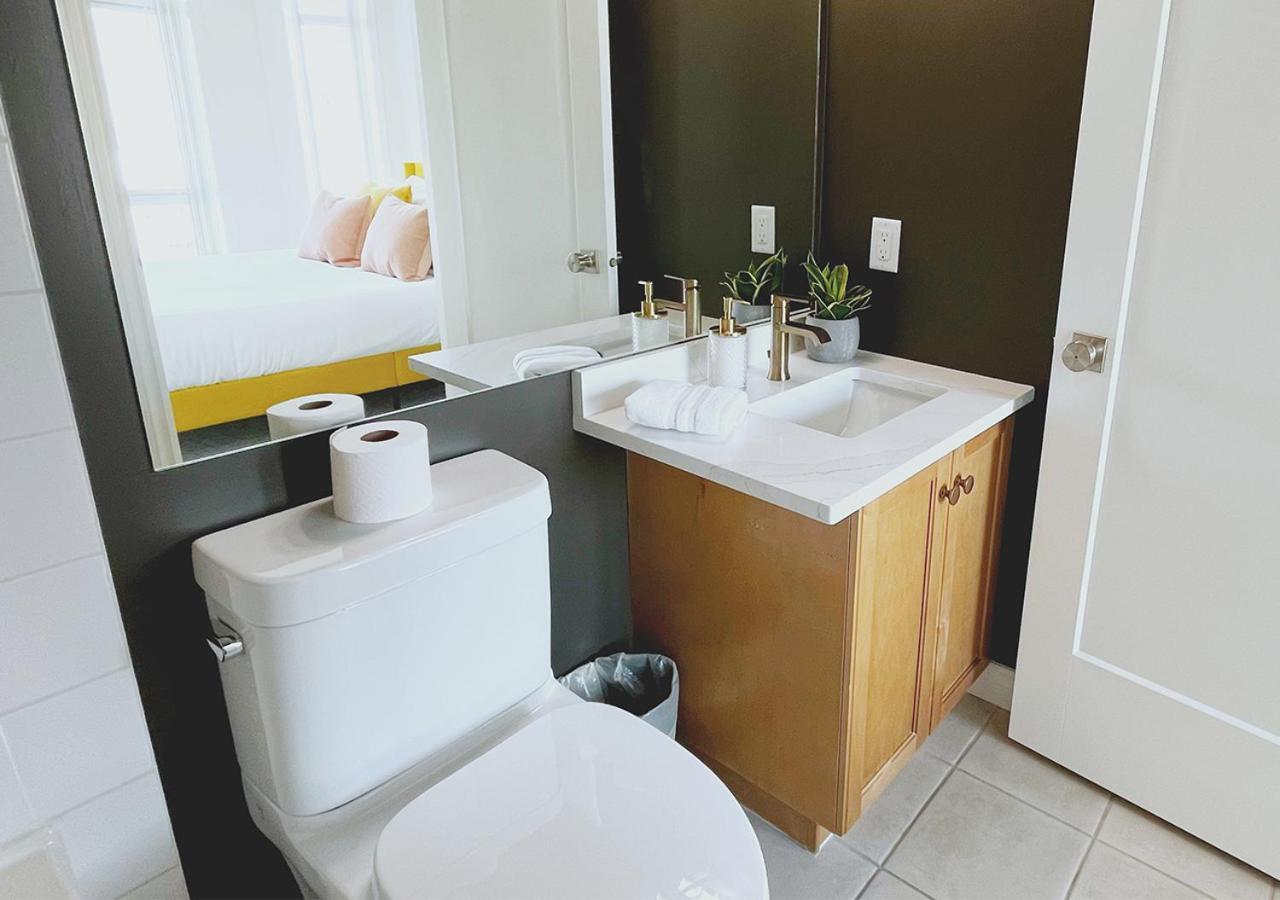 Downtown Waterfront Kelowna Oasis Newly Renovated 2Bed 2Bath Apartment Bagian luar foto
