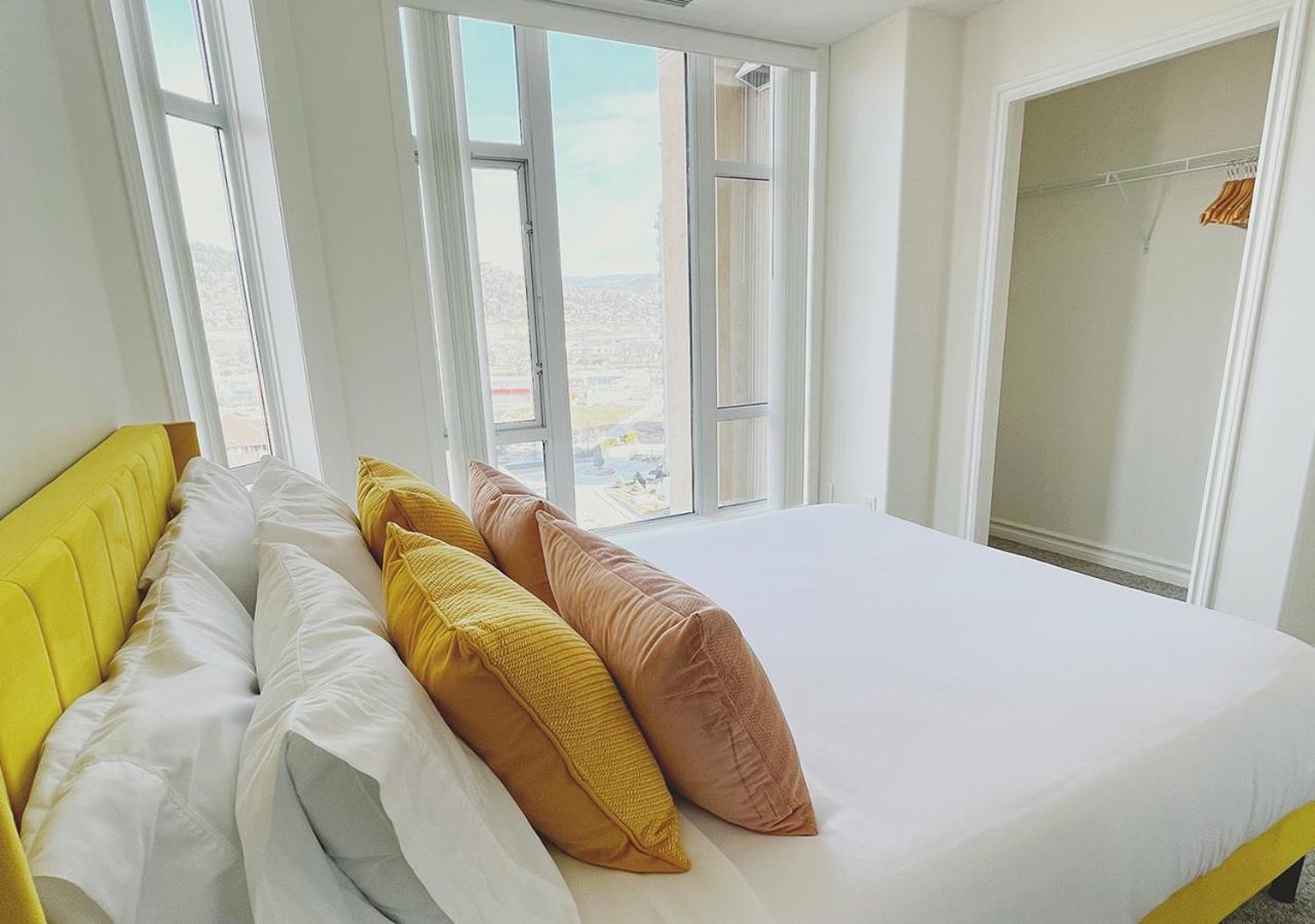 Downtown Waterfront Kelowna Oasis Newly Renovated 2Bed 2Bath Apartment Bagian luar foto