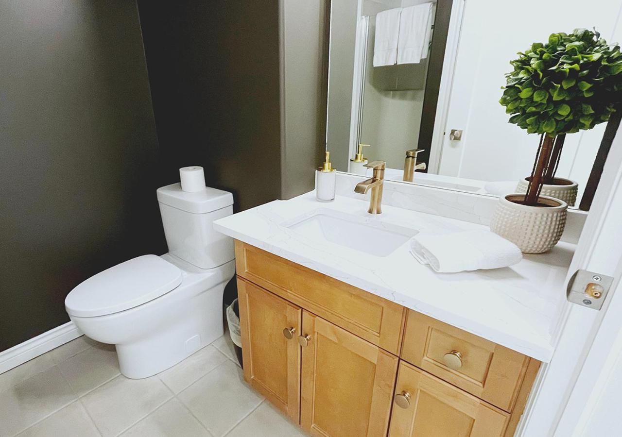 Downtown Waterfront Kelowna Oasis Newly Renovated 2Bed 2Bath Apartment Bagian luar foto