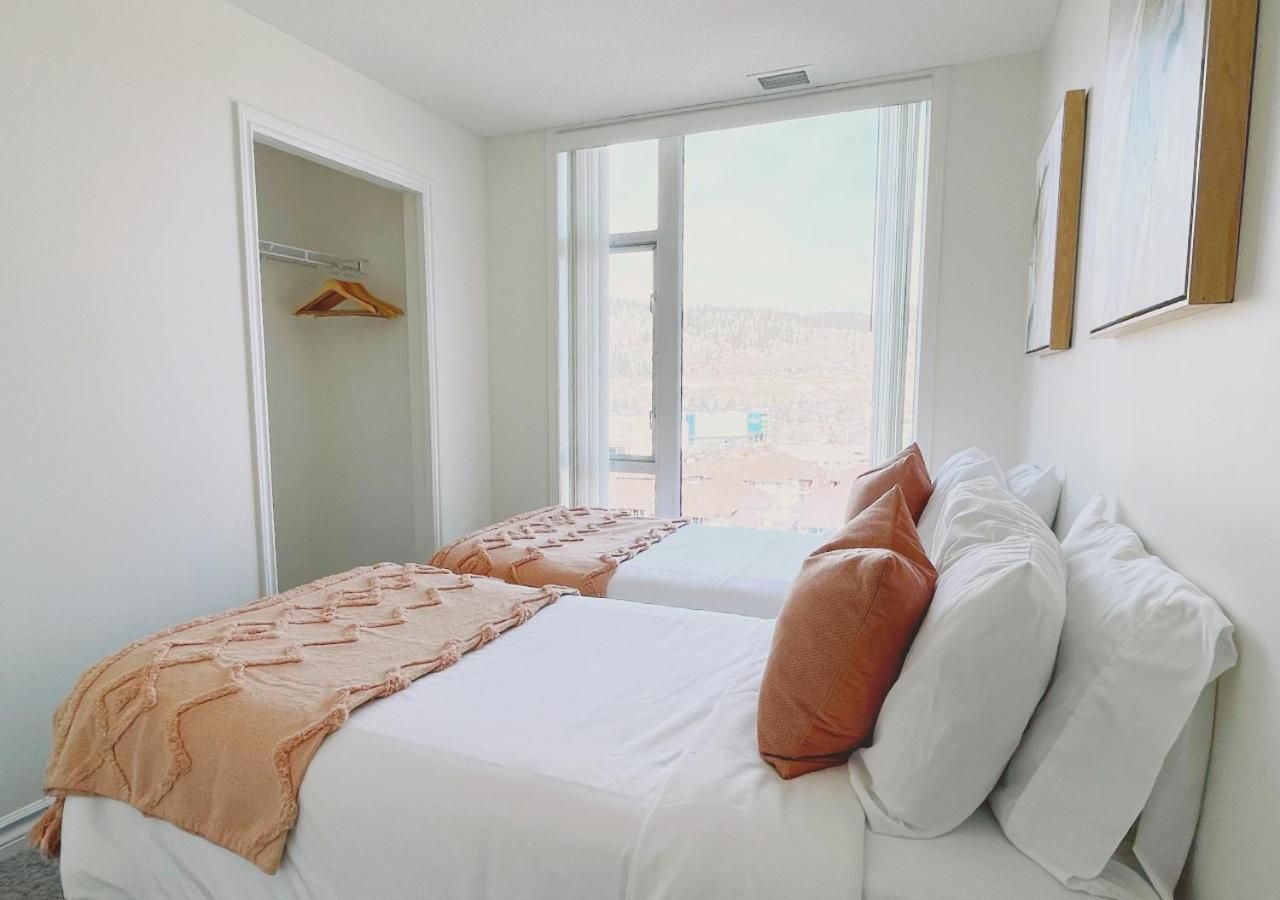 Downtown Waterfront Kelowna Oasis Newly Renovated 2Bed 2Bath Apartment Bagian luar foto