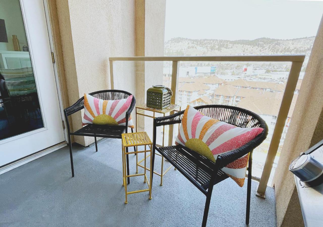 Downtown Waterfront Kelowna Oasis Newly Renovated 2Bed 2Bath Apartment Bagian luar foto